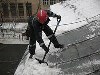 Уборка снега с крыш.